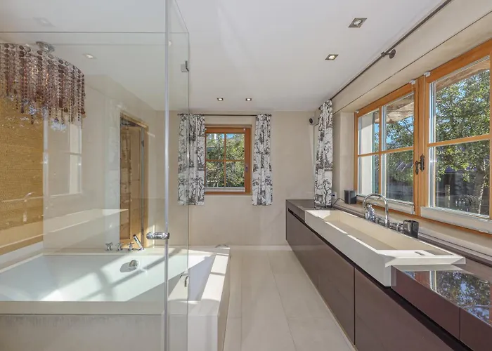 Chalet Bockberg - Ski In & Out, Jacuzzi Sauna, Bergblick - By One Villas Kitzbühel